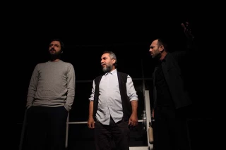 تاملی بر نمایش "جان گز"

گزنده