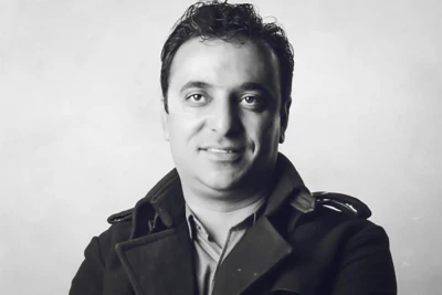 احمد ندافی کارگردان نمایش چشمان مورب گیسوان پریشان:

تشکیل و حمایت از گروه های فعال، باعث پویایی بیشتر تئاتر می شود