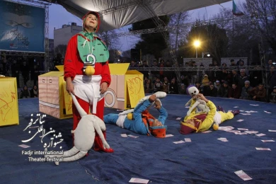 نی نی اخاذه و مداد رنگی