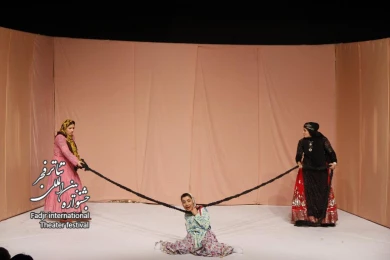کسی دست به عصا توی شکمم راه می‌رود