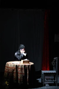 Hidden behind walls ... / Director,Abas Karimi