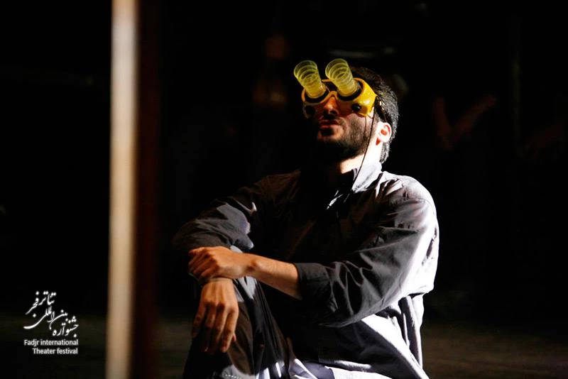This trench ... / Director, Rozbeh Hoseyni