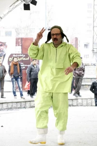 Do not put feet down Ario Barzan / Director, KHeyrolahi