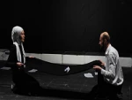 کارگردان روسی نمایش «فراموشی»: بالا نویس، فضای نمایش را به هم می‌زد و امکان فنی استفاده از گوشی و ترجمه هم‌زمان برای تماشاگران را هم نداشتی�
 2