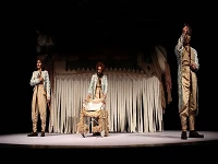 یک اسب، راوی تاریخ قاجار شد/ نمایش «هزار شلاق» رضایت تماشاگران را جلب کرد
 2