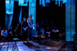 بخش مسابقه تئاتر بیرونی

نگاهی به اجرای محیطی «پرواز عمود کبوتر دریایی دودی...» نوشته «پویا پیرحسینلو» و کارگردانی« سیما شیبانی»