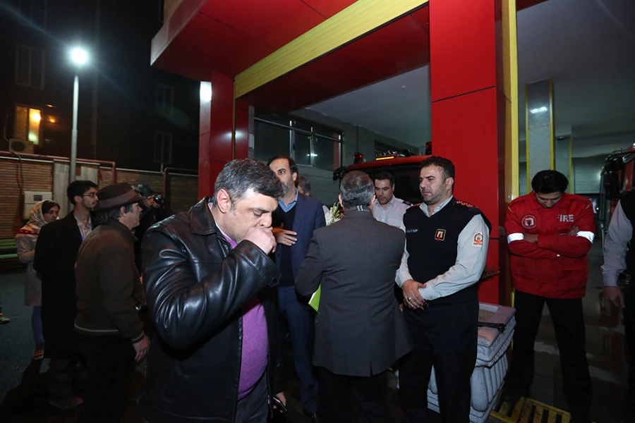 ادای احترام ستاد جشنواره تئاتر فجر به آتش نشانان حادثه ساختمان پلاسکو