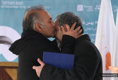 گردهمایی نابینایان و ناشنوایان در جشنواره تئاتر فجر:

بوسه بازیگر تئاتری بر چشم‌های یک نابینا