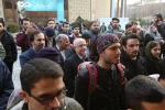 حضور مرادخانی و شفیعی در بین مردم و در جریان اجرای نمایش محیطی در محوطه تئاتر شهر
