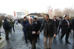 حضور مرادخانی و شفیعی در بین مردم و در جریان اجرای نمایش محیطی در محوطه تئاتر شهر