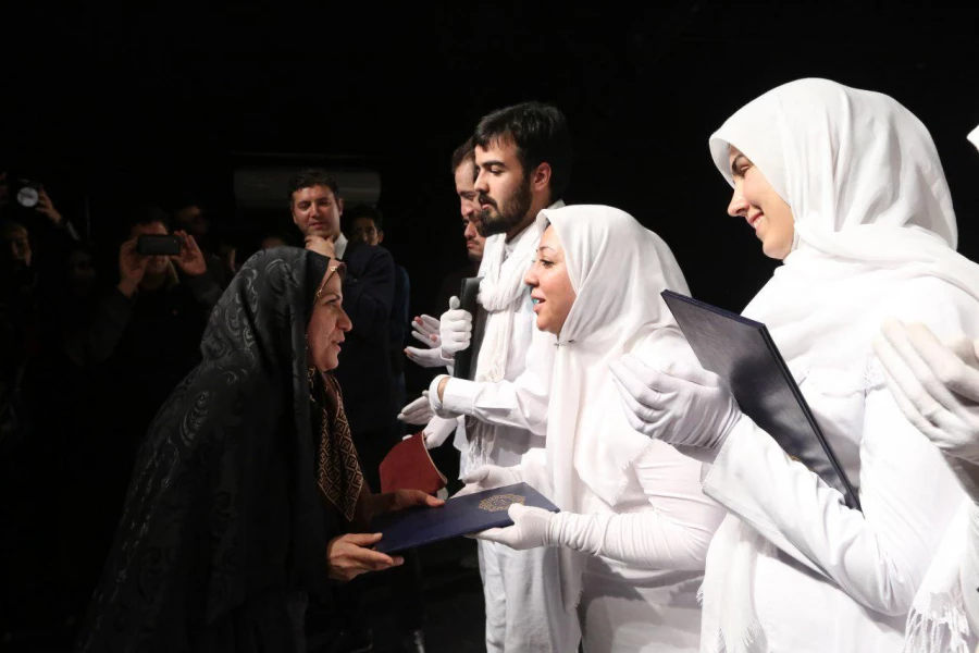 حضور محمدرضا عارف و چندتن از اعضای فراکسیون امید برای تماشای نمایش فصل بهارنارنج