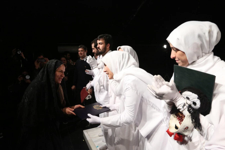 حضور محمدرضا عارف و چندتن از اعضای فراکسیون امید برای تماشای نمایش فصل بهارنارنج