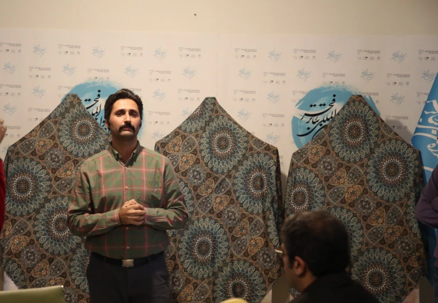 رونمایی از پوستر و هویت بصری سی و هفتمین جشنواره‌ی بین المللی تئاتر فجر