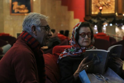 جلسه نادر برهانی مرند، دبیر جشنواره و سعید اسدی، مدیر بخش بین الملل سی و هفتمین جشنواره بین المللی تئاتر فجر با داوران مسابقه بین الملل