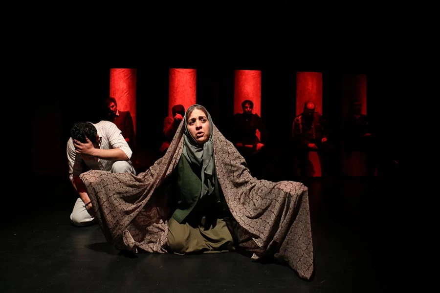 گزارش تصویری از اولین اجرای نمایش افرا در سی و هفتمین جشنواره ی بین المللی تئاتر فجر - کارگردان احسان جانمی- عکاس سیامک زمردی مطلق