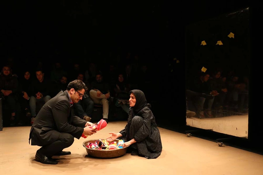 گزارش تصویری از اولین اجرای نمایش عنداز مطالبه در سی و هفتمین جشنواره ی بین المللی تئاتر فجر -کارگردان سامان خلیلیان -عکاس: سیامک زمردی مطلق