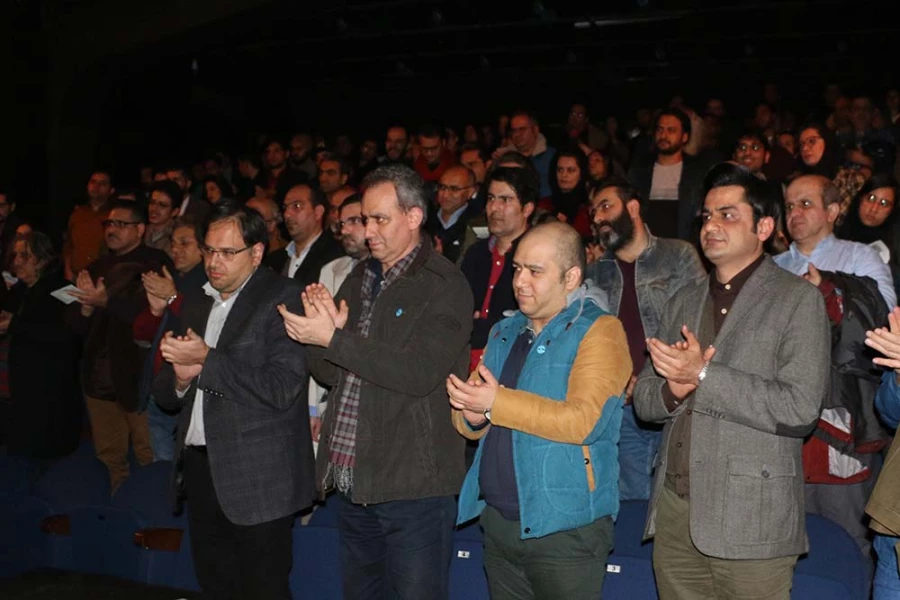 شهرام کرمی و حمید نیلی در تماشای نمایش یک هفته راه رفتن در بهشت