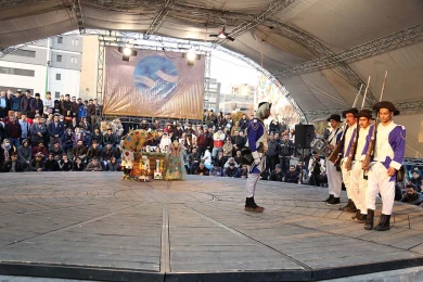 گزارش تصویری از اولین اجرای جنگ ابله ها در سی و هفتمین جشنواره ی بین المللی تئاتر فجر - کارگرداناحمد یوسلیانی_عکس نیلوفر جوانشیر‎
