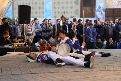 گزارش تصویری از اولین اجرای جنگ ابله ها در سی و هفتمین جشنواره ی بین المللی تئاتر فجر - کارگرداناحمد یوسلیانی_عکس نیلوفر جوانشیر‎
