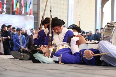 گزارش تصویری از اولین اجرای جنگ ابله ها در سی و هفتمین جشنواره ی بین المللی تئاتر فجر - کارگرداناحمد یوسلیانی_عکس نیلوفر جوانشیر‎