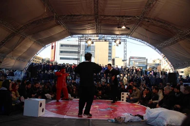 گزارش تصویری از اولین اجرای نمایش تیک تاک در سی و هفتمین جشنواره ی بین المللی تئاتر فجر -کارگردان:نازیلا امینی-عکس:میلاد میرزا علی