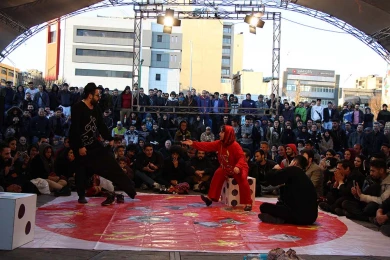 گزارش تصویری از اولین اجرای نمایش تیک تاک در سی و هفتمین جشنواره ی بین المللی تئاتر فجر -کارگردان:نازیلا امینی-عکس:میلاد میرزا علی