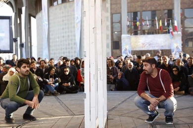 گزارش تصویری از اولین اجرای نمایش درها به روی چه کسی ... در سی و هفتمین جشنواره ی بین المللی تئاتر فجر -کارگردان: میلاد حسن زاده-عکس:رئوفه رستمی