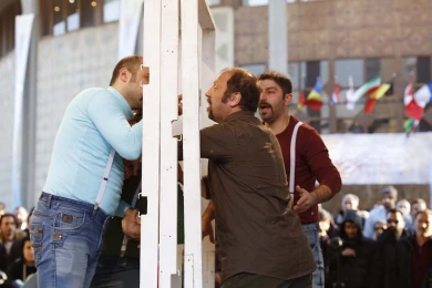 گزارش تصویری از اولین اجرای نمایش درها به روی چه کسی ... در سی و هفتمین جشنواره ی بین المللی تئاتر فجر -کارگردان: میلاد حسن زاده-عکس:رئوفه رستمی