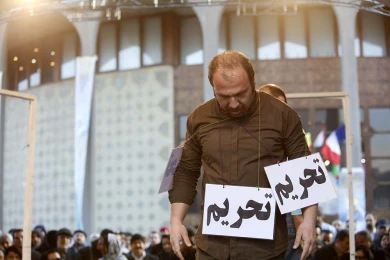 گزارش تصویری از اولین اجرای نمایش درها به روی چه کسی ... در سی و هفتمین جشنواره ی بین المللی تئاتر فجر -کارگردان: میلاد حسن زاده-عکس:رئوفه رستمی