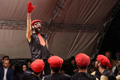 گزارش تصویری از اولین اجرای نمایش این کجا آن کجا در سی و هفتمین جشنواره ی بین المللی تئاتر فجر -کارگردان: پژمان شاهوردی-عکس:نیلوفر جوانشیر