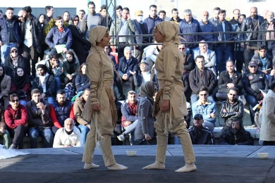 گزارش تصویری از اولین اجرای نمایش بیگانگی در سی و هفتمین جشنواره ی بین المللی تئاتر فجر -کارگردان: غنچه شکوهیان-عکس:نیلوفر جوانشیر