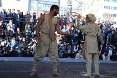 گزارش تصویری از اولین اجرای نمایش بیگانگی در سی و هفتمین جشنواره ی بین المللی تئاتر فجر -کارگردان: غنچه شکوهیان-عکس:نیلوفر جوانشیر