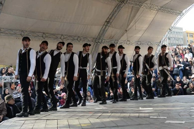 گزارش تصویری از اولین اجرای نمایش u-turn2 در سی و هفتمین جشنواره ی بین المللی تئاتر فجر -کارگردان:داریوش نصیری_عکس: کاوه کرمی