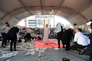 گزارش تصویری از اولین اجرای نمایش u-turn2 در سی و هفتمین جشنواره ی بین المللی تئاتر فجر -کارگردان:داریوش نصیری_عکس: کاوه کرمی