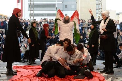 گزارش تصویری از اولین اجرای نمایش u-turn2 در سی و هفتمین جشنواره ی بین المللی تئاتر فجر -کارگردان:داریوش نصیری_عکس: کاوه کرمی
