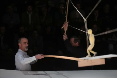 گزارش تصویری از اولین اجرای نمایش  یک تئاتر کوچک از انتهای دنیا در سی و هفتمین جشنواره ی بین المللی تئاتر فجر -کارگردان: ازکیل گارسیا رمئو_عکس: خسرو پرخیده