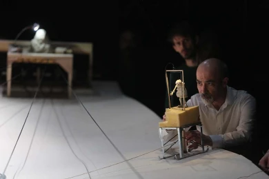 گزارش تصویری از اولین اجرای نمایش  یک تئاتر کوچک از انتهای دنیا در سی و هفتمین جشنواره ی بین المللی تئاتر فجر -کارگردان: ازکیل گارسیا رمئو_عکس: خسرو پرخیده