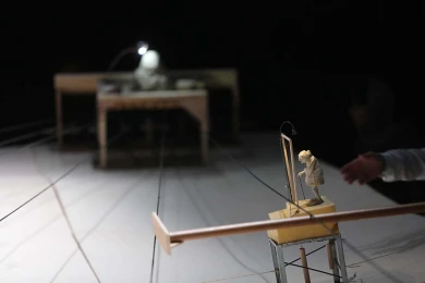 گزارش تصویری از اولین اجرای نمایش  یک تئاتر کوچک از انتهای دنیا در سی و هفتمین جشنواره ی بین المللی تئاتر فجر -کارگردان: ازکیل گارسیا رمئو_عکس: خسرو پرخیده