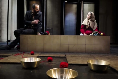 گزارش تصویری از اولین اجرای نمایش ناگهان همه برمی خیزند به آوازی دیگر در سی و هفتمین جشنواره ی بین المللی تئاتر فجر -کارگردان:سعیده آجربندیان_عکس: رضا معطریان