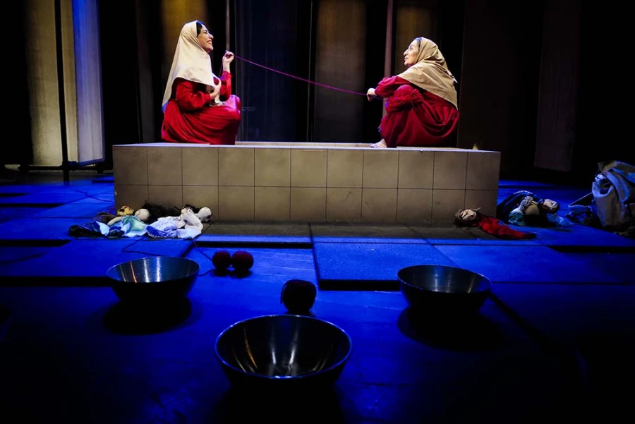گزارش تصویری از اولین اجرای نمایش ناگهان همه برمی خیزند به آوازی دیگر در سی و هفتمین جشنواره ی بین المللی تئاتر فجر -کارگردان:سعیده آجربندیان_عکس: رضا معطریان
