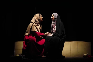 گزارش تصویری از اولین اجرای نمایش ناگهان همه برمی خیزند به آوازی دیگر در سی و هفتمین جشنواره ی بین المللی تئاتر فجر -کارگردان:سعیده آجربندیان_عکس: رضا معطریان