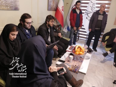 بازدید سیدعباس صالحی از دبیرخانه جشنواره بین‌المللی تئاتر فجر