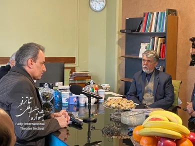 بازدید سیدعباس صالحی از دبیرخانه جشنواره بین‌المللی تئاتر فجر