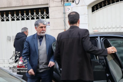 بازدید سیدعباس صالحی از دبیرخانه جشنواره بین‌المللی تئاتر فجر