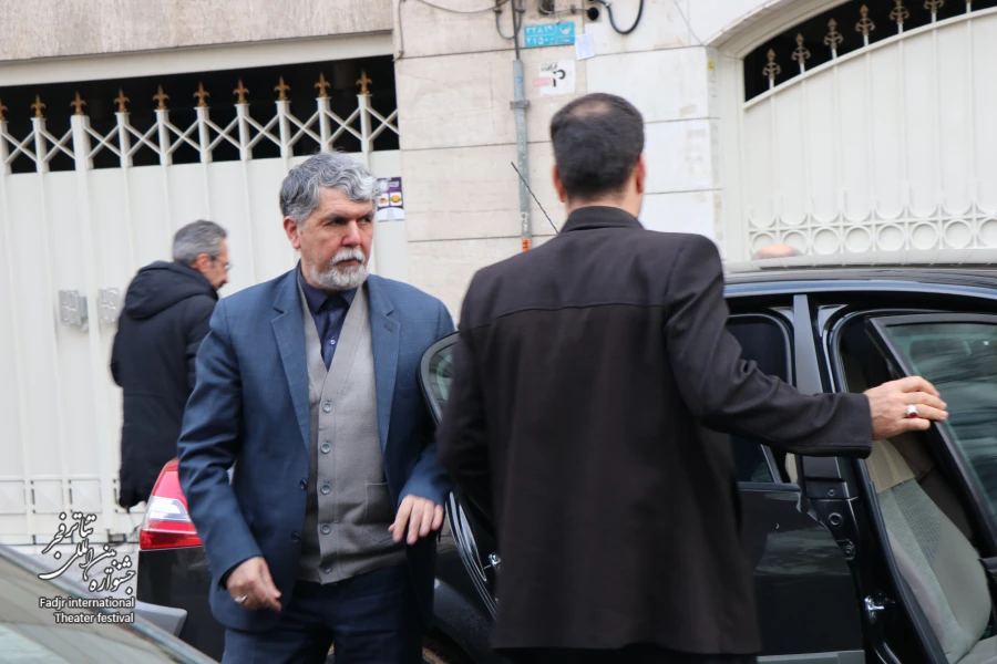 بازدید سیدعباس صالحی از دبیرخانه جشنواره بین‌المللی تئاتر فجر