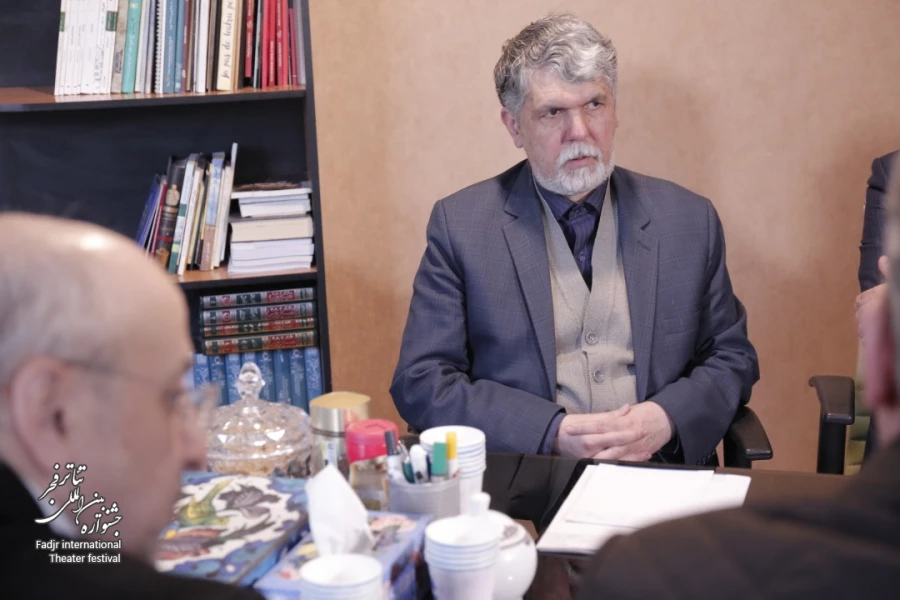 بازدید سیدعباس صالحی از دبیرخانه جشنواره بین‌المللی تئاتر فجر