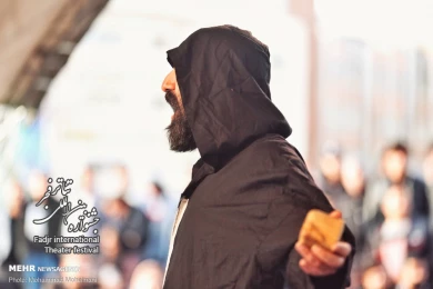 آخرین اجراهای نمایش‌های خیابانی سی و هشتمین جشنواره تئاتر فجر در محوطه تئاتر شهر - خبرگزاری مهر