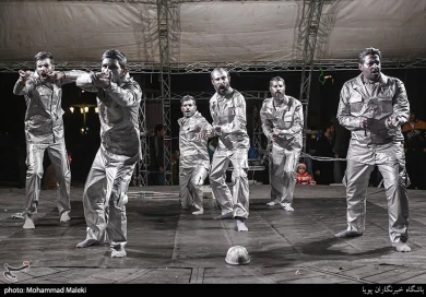 نمایش خیابانی سرباز - خبرگزاری تسنیم