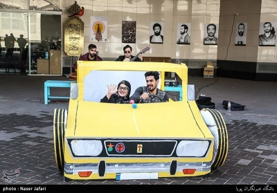 نمایش خیابانی سی و هشتمین جشنواره بین المللی تئاتر فجر در مترو میدان ولیعصر(عج) - خبرگزاری تسنیم
