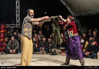 نمایش خیابانی سی و هشتمین جشنواره بین المللی تئاتر فجر در مترو میدان ولیعصر(عج) - خبرگزاری تسنیم